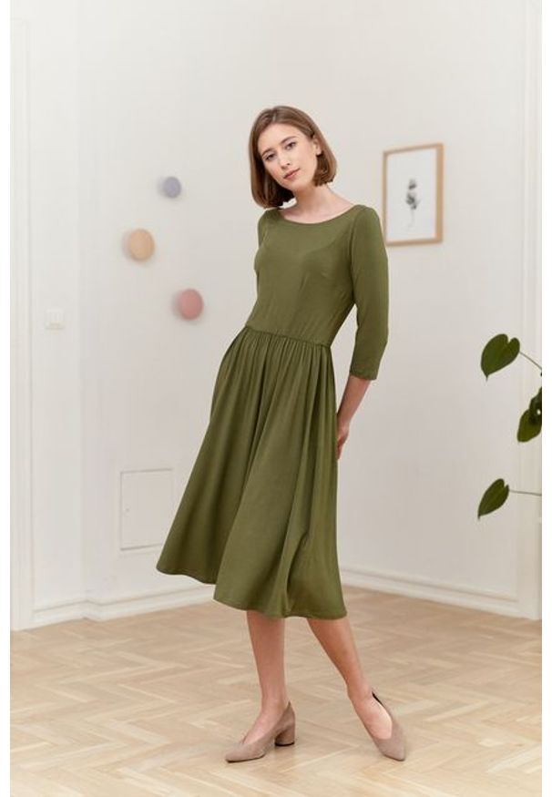 Marie Zélie - Sukienka Emelina oliwkowa. Kolor: oliwkowy. Materiał: wiskoza, dzianina, materiał, elastan, guma. Styl: klasyczny. Długość: midi