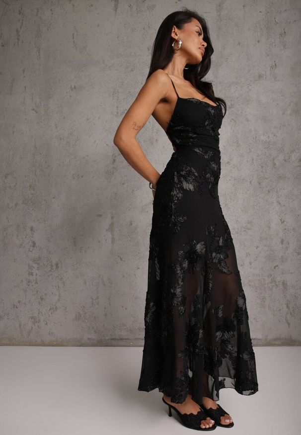 Renee - Czarna Wieczorowa Sukienka z Siateczki z Gorsetowym Wiązaniem na Plecach Cezenna. Okazja: na co dzień. Typ kołnierza: dekolt gorset. Kolor: czarny. Wzór: aplikacja, kwiaty. Typ sukienki: gorsetowe. Styl: wizytowy