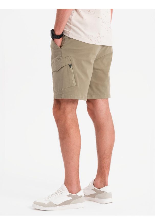 Ombre Clothing - Męskie szorty o luźnym kroju z kieszeniami typu cargo – jasnooliwkowe V3 OM-SRCG-0194 - XXL. Okazja: na co dzień. Kolor: oliwkowy. Materiał: tkanina, elastan, dzianina, bawełna, materiał. Sezon: lato. Styl: klasyczny, elegancki, casual