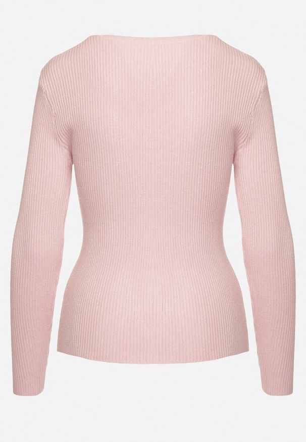 Born2be - Jasnoróżowy Sweter z Bawełną z Prążkowanego Materiału Ozdobiony Guzikami Zinfera. Kolor: różowy. Materiał: bawełna, materiał, prążkowany. Wzór: aplikacja. Sezon: zima