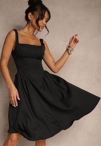 Renee - Czarna Sukienka o Rozkloszowanym Fasonie z Kokardą na Tyle Soneritia. Typ kołnierza: kokarda. Kolor: czarny. Styl: elegancki