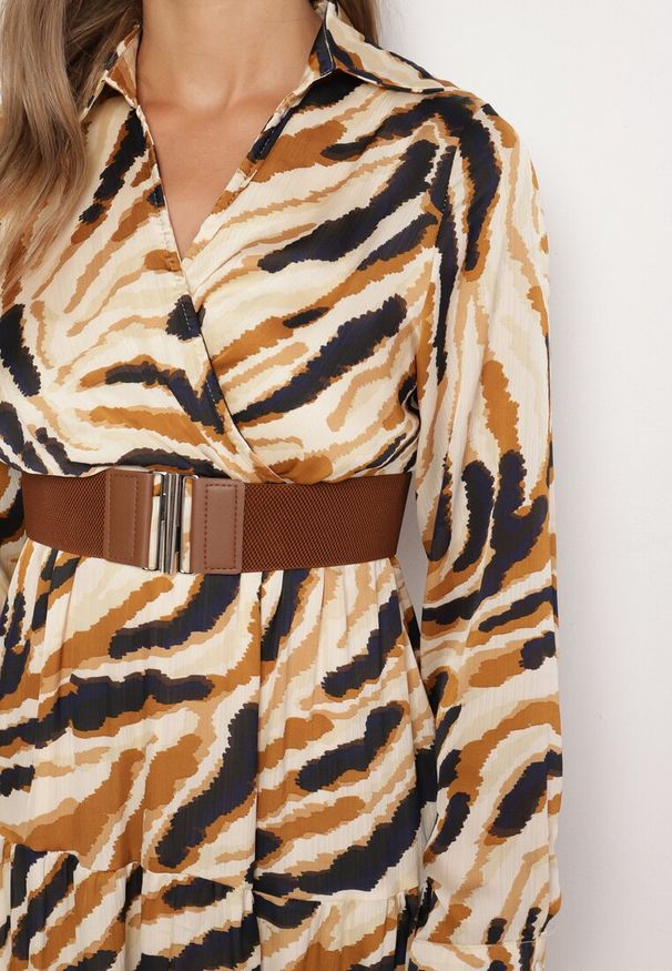 Born2be - Beżowa Rozkloszowana Sukienka Kopertowa w Abstrakcyjny Wzór z Paskiem i Gumką w Talii Zinnaea. Okazja: na spacer, na co dzień. Typ kołnierza: dekolt kopertowy. Kolor: beżowy. Długość rękawa: długi rękaw. Typ sukienki: kopertowe. Styl: elegancki, casual