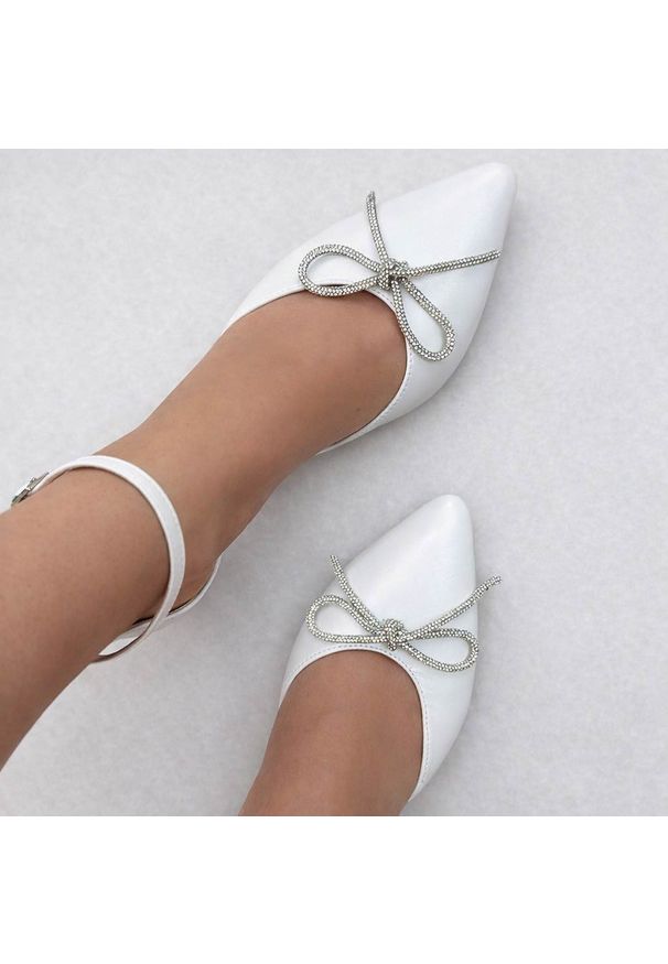 Białe skórzane Polskie szpilki damskie Prestige 2252. Okazja: na ślub cywilny, na wesele. Zapięcie: sprzączka. Kolor: biały. Materiał: skóra. Wzór: aplikacja. Sezon: wiosna, lato. Obcas: na szpilce. Styl: elegancki, klasyczny, wizytowy