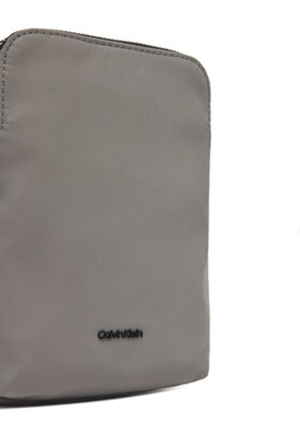 Calvin Klein Saszetka Business Tech Reporter Xs K50K512888 Szary. Kolor: szary. Materiał: materiał