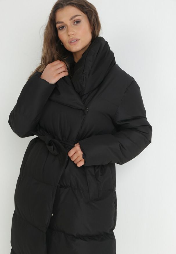 Born2be - Czarna Kurtka Długa Pikowana z Wiązanym Paskiem Clysa. Okazja: na co dzień, na spacer. Kolor: czarny. Materiał: jeans. Długość: długie. Sezon: jesień. Styl: casual, elegancki