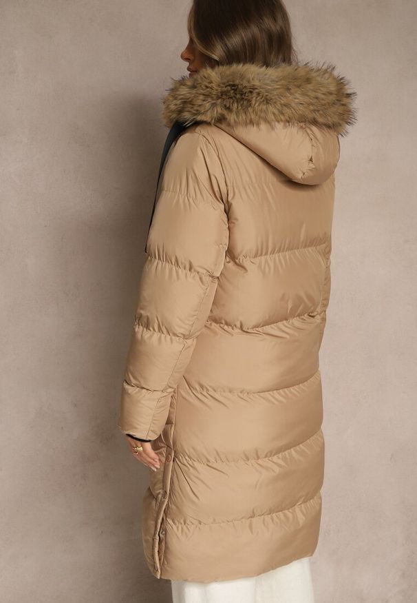 Renee - Ciemnobeżowa Kurtka z Pikowanymi Przeszyciami i Kapturem z Futrem Alandrie. Okazja: na co dzień. Typ kołnierza: golf. Kolor: beżowy. Materiał: futro. Styl: casual
