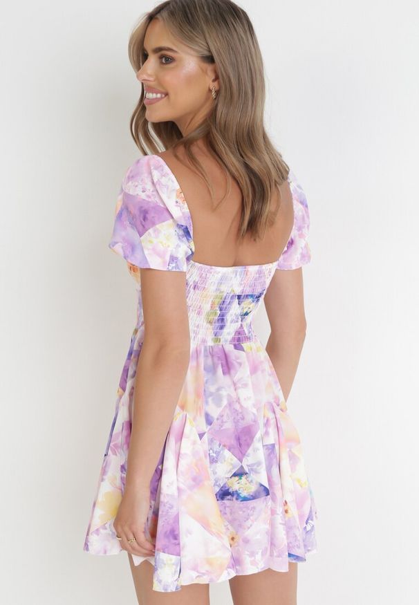 Born2be - Fioletowa Sukienka Mini z Gumkami w Pasie w Kwiaty Maggietta. Kolor: fioletowy. Długość rękawa: krótki rękaw. Wzór: kwiaty. Sezon: wiosna, lato. Długość: mini