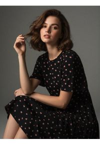 Sinsay - Wzorzysta sukienka mini - czarny. Kolor: czarny. Długość: mini #1