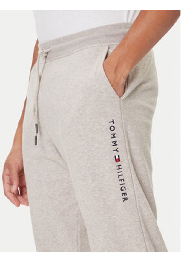 TOMMY HILFIGER - Tommy Hilfiger Spodnie dresowe UM0UM03664 Beżowy Regular Fit. Kolor: beżowy. Materiał: syntetyk