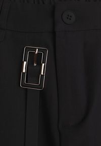 Renee - Czarne Szorty Bermudy Ozdobione Paskiem i Metaliczną Klamrą Tinalin. Okazja: na co dzień. Kolor: czarny. Wzór: aplikacja. Sezon: wiosna. Styl: casual, elegancki #5