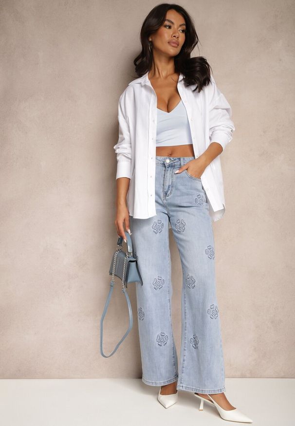 Renee - Niebieskie Szerokie Jeansy High Waist Zdobione Wzorem w Kwiaty Firedis. Okazja: na co dzień. Stan: podwyższony. Kolor: niebieski. Wzór: aplikacja, kwiaty. Sezon: lato, wiosna. Styl: casual, elegancki