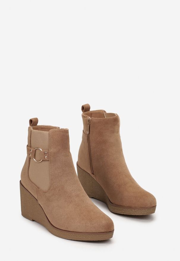 Renee - Ciemnobeżowe Botki na Koturnie z Ozdobnym Paskiem Depetrissa. Zapięcie: pasek. Kolor: brązowy. Obcas: na koturnie