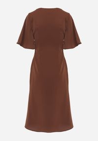 Renee - Brązowa Zwiewna Sukienka Wieczorowa VICES z Aplikacją 3D w Kształcie Kwiatu Themira. Typ kołnierza: dekolt w kształcie V. Kolor: brązowy. Wzór: aplikacja, kwiaty. Styl: wizytowy #2