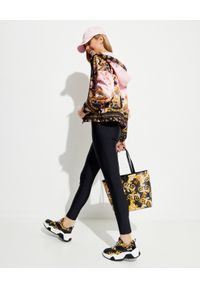 Versace Jeans Couture - VERSACE JEANS COUTURE - Kurtka z kapturem w jasnych odcieniach. Typ kołnierza: kaptur. Kolor: czarny. Długość rękawa: długi rękaw. Długość: długie. Wzór: nadruk #5