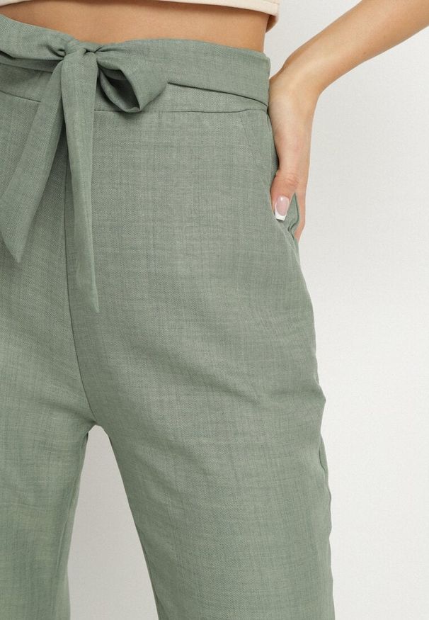 Born2be - Ciemnozielone Spodnie o Szerokim Kroju z Wiązaniem i Gumką w Pasie Miravenia. Okazja: na co dzień. Kolor: zielony. Styl: elegancki, casual