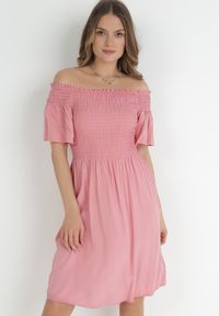 Born2be - Różowa Sukienka Hiszpanka z Wiskozy Rallu. Typ kołnierza: dekolt hiszpanka. Kolor: różowy. Materiał: wiskoza. Styl: wakacyjny #5