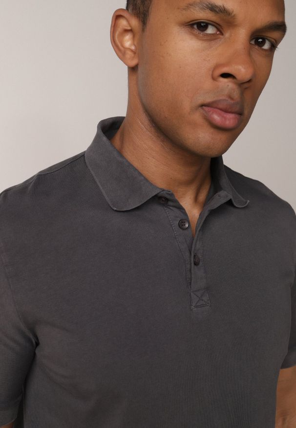 Born2be - Ciemnoszara Gładka Koszulka Polo o Klasycznym Kroju Sinopea. Okazja: do pracy, na co dzień, na spotkanie biznesowe. Typ kołnierza: polo. Kolor: szary. Materiał: jeans. Wzór: gładki. Styl: klasyczny