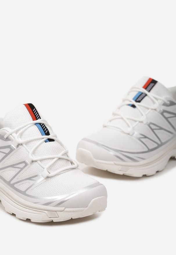 Born2be - Biało-Srebrne Sneakersy przed Kostkę Ściągane Gumką z Ozdobnymi Wstawkami na Cholewce Axliara. Wysokość cholewki: przed kostkę. Nosek buta: okrągły. Kolor: biały. Materiał: materiał. Szerokość cholewki: normalna. Obcas: na obcasie. Wysokość obcasa: niski