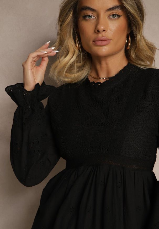 Renee - Czarna Rozkloszowana Sukienka w Rustykalnym Stylu Zdobiona Haftem Iffesa. Okazja: na co dzień. Typ kołnierza: kołnierzyk stójkowy. Kolor: czarny. Materiał: poliester. Długość rękawa: długi rękaw. Wzór: haft, aplikacja. Styl: casual, elegancki