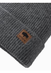 Ombre Clothing - Męska dzianinowa czapka beanie z naszywką – szary melanż V2 OM-ACWH-0123 - uniwersalny. Kolor: szary. Materiał: dzianina. Wzór: melanż, aplikacja. Styl: elegancki, casual