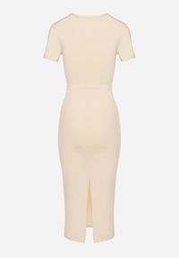 Born2be - Jasnobeżowa Sukienka Dopasowana Bodycon z Dekoltem w Serek Efricene. Okazja: na co dzień. Typ kołnierza: dekolt w serek. Kolor: beżowy. Materiał: jeans. Długość rękawa: krótki rękaw. Typ sukienki: bodycon. Styl: klasyczny, casual