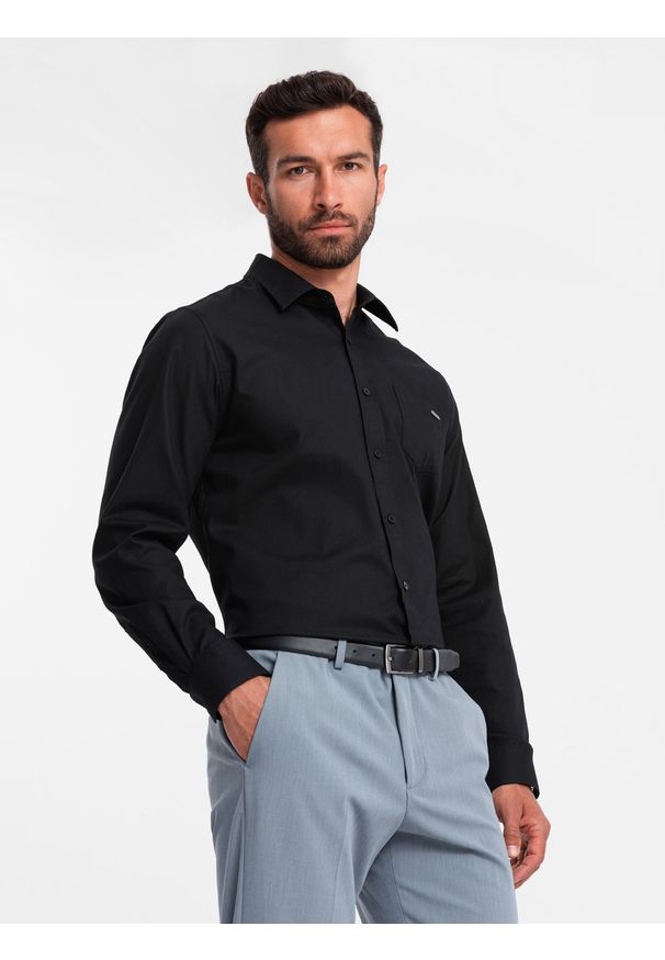 Ombre Clothing - Bawełniana męska koszula z kieszenią REGULAR FIT - czarna V1. Typ kołnierza: kołnierzyk klasyczny. Kolor: czarny. Materiał: bawełna. Długość rękawa: długi rękaw. Długość: długie. Styl: klasyczny