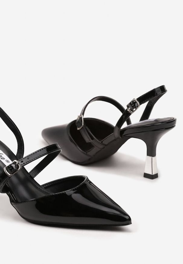Renee - Czarne Szpilki Slingback Ozdobione Paskami i Metaliczną Wstawką Villexia. Okazja: na spotkanie biznesowe. Zapięcie: pasek. Kolor: czarny. Materiał: lakier. Wzór: aplikacja. Obcas: na szpilce. Styl: elegancki, biznesowy, klasyczny. Wysokość obcasa: średni