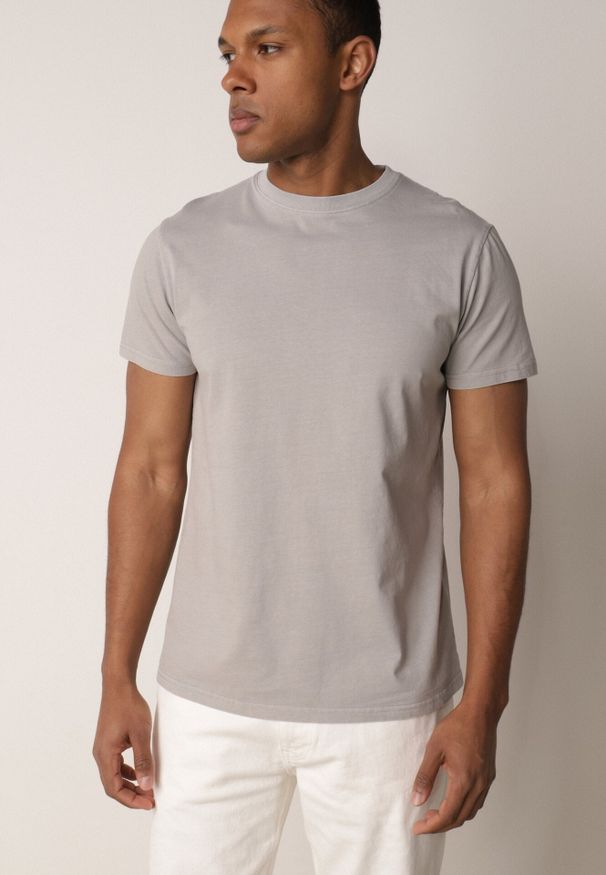 Born2be - Szara Gładka Koszulka T-shirt z Bawełny o Prostym Kroju Sarusa. Okazja: na co dzień, na randkę. Kolor: szary. Materiał: bawełna. Wzór: gładki. Styl: casual, klasyczny