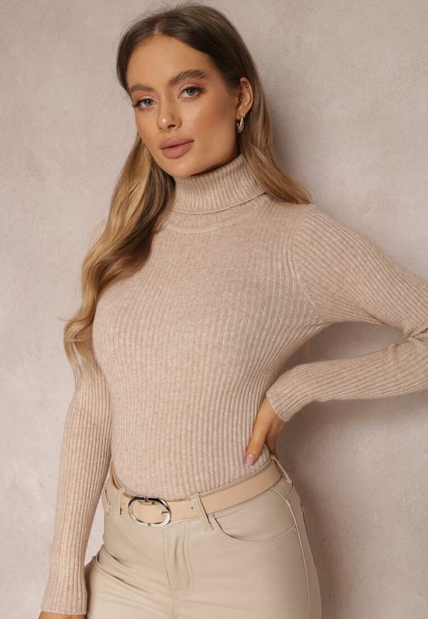 Renee - Beżowy Golf Irinsyss. Typ kołnierza: golf. Kolor: beżowy. Materiał: dzianina. Długość: długie. Wzór: prążki