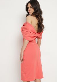 Born2be - Pomarańczowa Taliowana Sukienka Dopasowana z Odsłoniętymi Ramionami i Drapowaniem Palamiria. Okazja: na randkę, na imprezę. Kolor: pomarańczowy #2