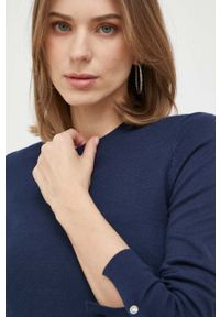 Guess sweter damski kolor granatowy lekki. Okazja: na co dzień. Kolor: niebieski. Materiał: materiał, dzianina, wiskoza. Długość rękawa: długi rękaw. Długość: długie. Styl: casual #2