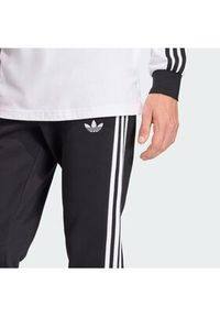 Adidas - adidas Spodnie dresowe 3-Stripes KE3562 Czarny Slim Fit. Kolor: czarny. Materiał: bawełna #4