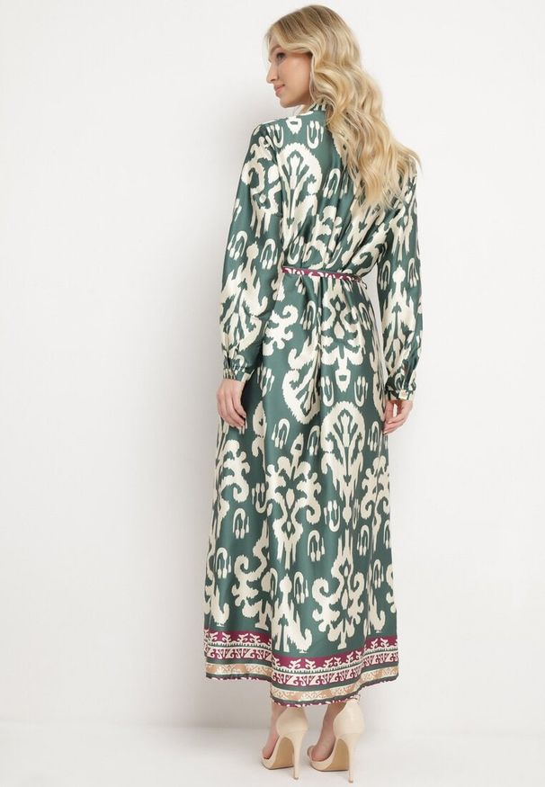 Born2be - Zielona Sukienka Satynowa o Pudełkowym Fasonie Wiązana w Talii w Ornamentalny Wzór Narosa. Okazja: na co dzień, na imprezę. Kolor: zielony. Materiał: satyna. Długość rękawa: długi rękaw. Styl: casual, elegancki