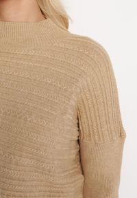 Born2be - Jasnobeżowy Sweter z Wełną o Asymetrycznym Fasonie z Tłoczeniem Sarositte. Kolor: beżowy. Materiał: wełna #2