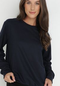 Born2be - Granatowa Bluza Voeum. Okazja: na co dzień, do pracy, na spacer. Kolor: niebieski. Materiał: prążkowany, dresówka, dzianina. Długość rękawa: długi rękaw. Długość: długie. Wzór: kolorowy, gładki, jednolity. Styl: klasyczny, casual #5