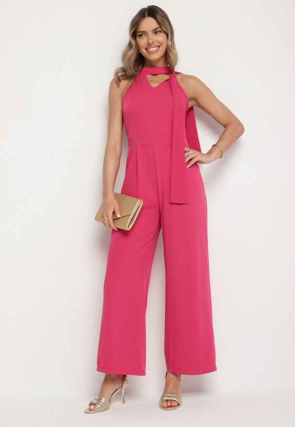 Born2be - Fuksjowy Kombinezon Bez Rękawów z Ozdobnym Wiązaniem i Szerokimi Nogawkami Silarine. Okazja: na co dzień. Kolor: różowy. Materiał: jeans. Długość rękawa: bez rękawów. Styl: sportowy, klasyczny, casual, elegancki