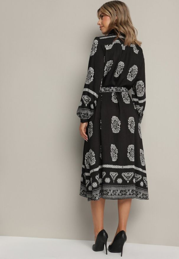 Born2be - Czarna Koszulowa Sukienka Ozdobiona Ornamentalnym Wzorem z Wiązanym Paskiem Roriola. Okazja: na co dzień, do pracy. Kolor: czarny. Materiał: skóra, tkanina, wiskoza. Wzór: aplikacja. Typ sukienki: koszulowe. Styl: casual, klasyczny, elegancki