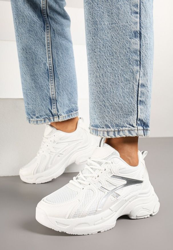 Renee - Białe Sneakersy na Platformie z Geometrycznym Wzorem Farissa. Okazja: na co dzień. Kolor: biały. Materiał: jeans. Wzór: geometria. Obcas: na platformie