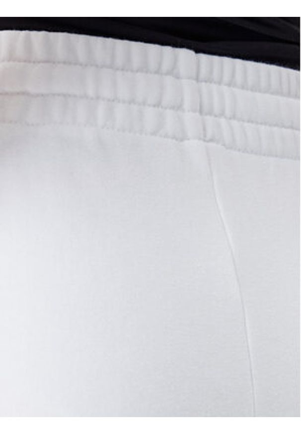 GAP - Gap Spodnie dresowe 889527-02 Biały Relaxed Fit. Kolor: biały. Materiał: bawełna