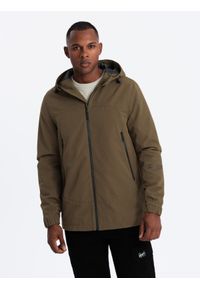 Ombre Clothing - Lekka męska kurtka typu sztormiak z kapturem – brązowa V2 - Rozmiar: L. Typ kołnierza: kaptur. Kolor: brązowy. Materiał: guma, tkanina, poliester, materiał. Wzór: aplikacja, ze splotem, napisy
