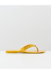 Tory Burch - TORY BURCH - Żółte japonki Studded Jelly Flip Flop. Kolor: żółty. Materiał: materiał. Wzór: aplikacja, paski #5