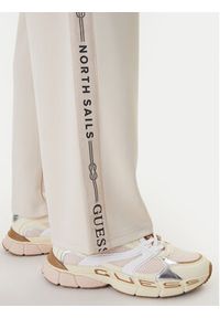 Guess Spodnie dresowe W6GB29 K3282 Beżowy Regular Fit. Kolor: beżowy. Materiał: syntetyk #3