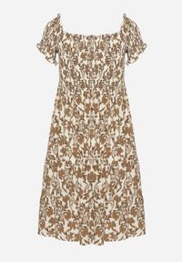 Born2be - Jasnobeżowa Bawełniana Sukienka z Dekoltem Typu Hiszpanka i Lekką Falbanką Hannesia. Okazja: na co dzień. Typ kołnierza: dekolt hiszpanka. Kolor: beżowy. Materiał: bawełna. Sezon: wiosna, lato. Styl: casual, elegancki. Długość: mini #6