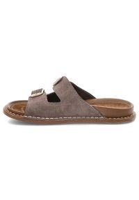 Szare Klapki Artiker Wygodne Obuwie Damskie. Okazja: na co dzień, na spacer. Kolor: szary. Materiał: zamsz. Sezon: lato. Styl: casual, klasyczny, elegancki