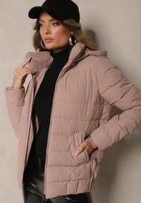 Renee - Jasnoróżowa Kurtka z Pikowanymi Przeszyciami z Odpinanym Kapturem i Ściągaczem w Talii Sintavia. Okazja: na co dzień. Kolor: różowy. Materiał: jeans, tkanina. Sezon: zima. Styl: casual