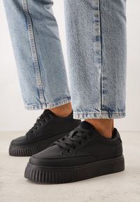 Renee - Czarne Sneakersy na Tłoczonej Platformie Zeaninia. Okazja: na co dzień. Kolor: czarny. Materiał: jeans. Obcas: na platformie #8