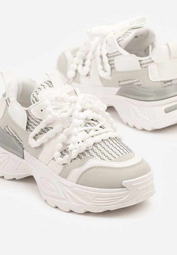 Renee - Białe Sneakersy na Platformie Ozdobione Koralikami i Tłoczeniem Dorvia. Okazja: na co dzień. Nosek buta: okrągły. Zapięcie: sznurówki. Kolor: biały. Materiał: jeans. Wzór: aplikacja. Obcas: na platformie