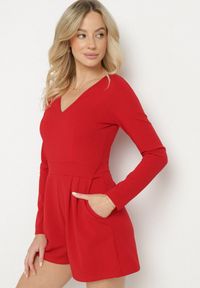 Born2be - Czerwony Kombinezon z Wiskozą z Dekoltem w Serek i Zakładkami Adivina. Okazja: na co dzień. Kolor: czerwony. Materiał: wiskoza. Długość rękawa: długi rękaw. Długość: krótkie. Styl: casual, elegancki #1