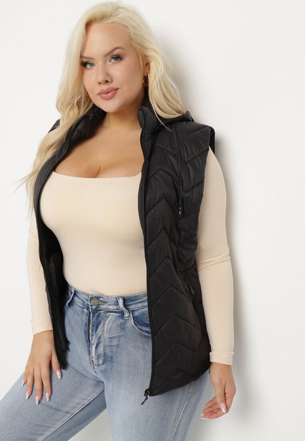 Born2be - Czarna Kamizelka Pikowana z Odpinanym Kapturem Ravisara. Okazja: na co dzień. Kolekcja: plus size. Kolor: czarny. Materiał: jeans. Wzór: aplikacja. Styl: elegancki, casual
