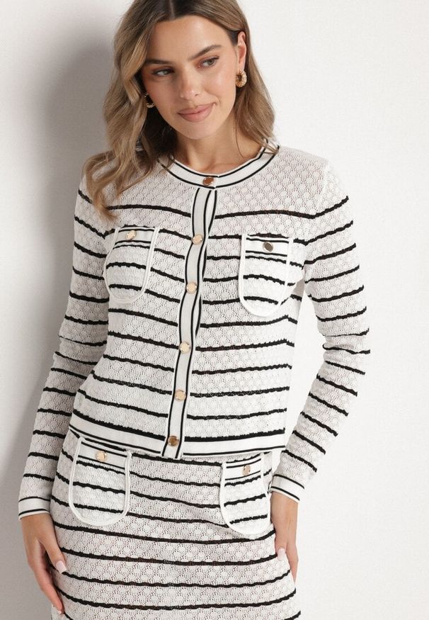 Born2be - Biały Dzianinowy Komplet z Wiskozą w Paski Kardigan i Spódnica Sepoline. Kolor: biały. Materiał: wiskoza, dzianina. Wzór: paski